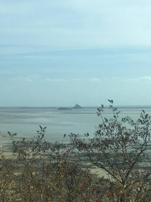 Cottage Perche Dans Les Montagnes Du Mont-Saint-Michel Beauficel Exterior photo